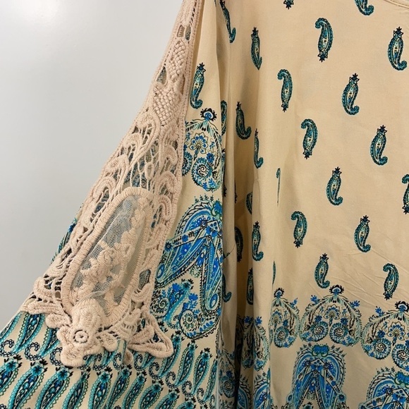 Unique Spectrum Paisley Print Lace Cut Out Sleeve Top - Picture 3 of 9